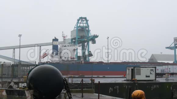 船停靠在港口视频的预览图