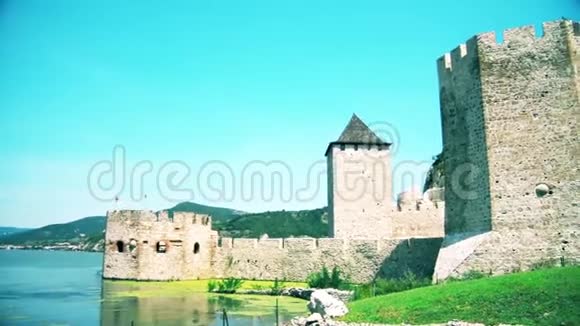 多瑙河畔重建的美丽古堡视频的预览图