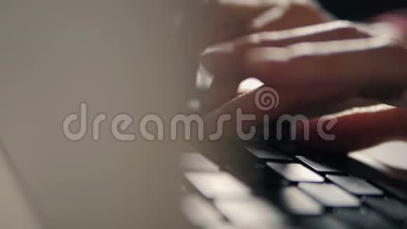 女人在办公室用笔记本电脑打字慢动作视频的预览图
