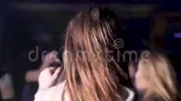 孤独的女孩在聚会上跳舞视频的预览图