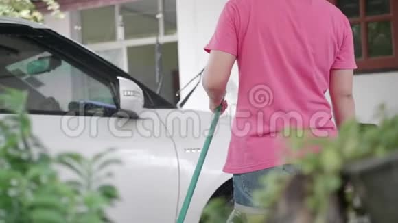 女人洗了一辆车视频的预览图