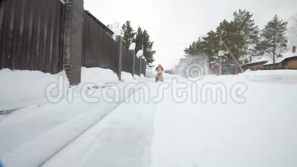 人类用扔雪器来清扫积雪视频的预览图
