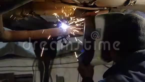在工厂工作的焊工视频的预览图