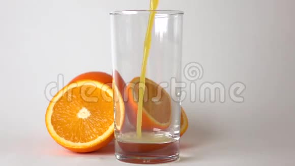 切和整个橙汁和橙汁被倒入玻璃超级慢动作视频的预览图