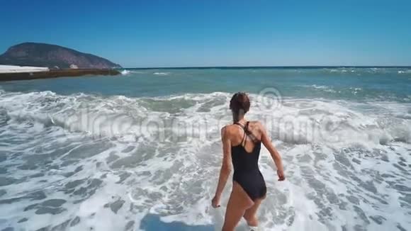 在波涛汹涌的大海中快乐的女人视频的预览图