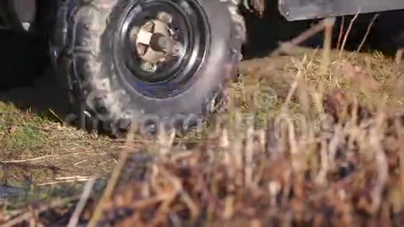 在泥土路上的车轮视频的预览图