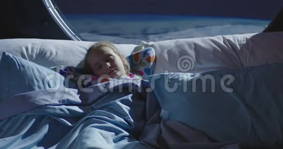 女孩睡在宇宙飞船里视频的预览图