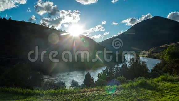 蒙丹河上美丽的日落视频的预览图