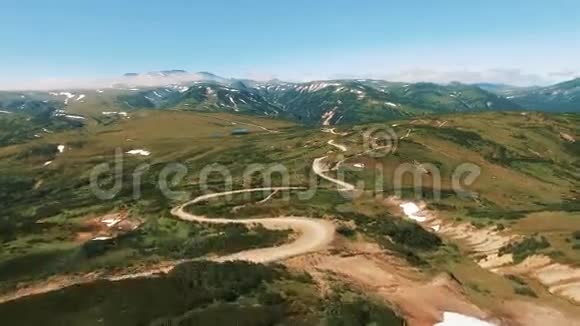一只飞越高格诺伊昂贵山间蜿蜒的小路俄罗斯山区公路视频的预览图