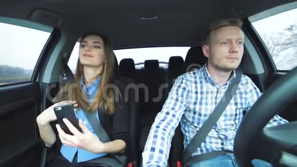 在车里和烟鬼吵架的女孩视频的预览图