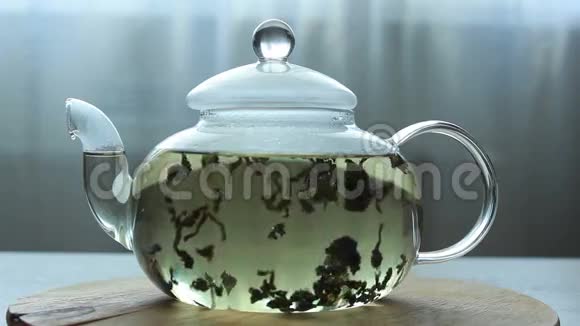 玻璃茶壶冲泡绿茶过程视频视频的预览图