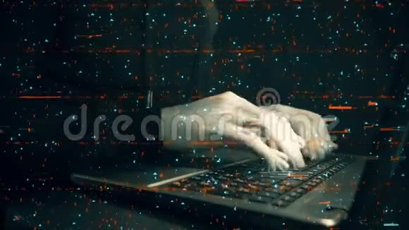 在笔记本电脑键盘上快速打字的特写视频的预览图