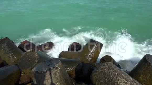 海海浪岩石4K视频的预览图
