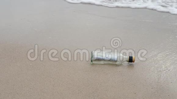 在海滩的瓶子里留言视频的预览图