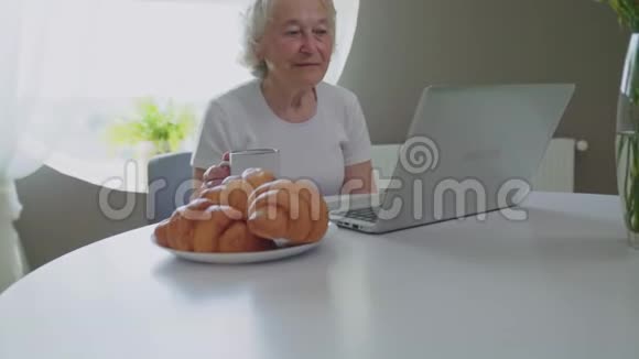老女人用笔记本电脑视频的预览图