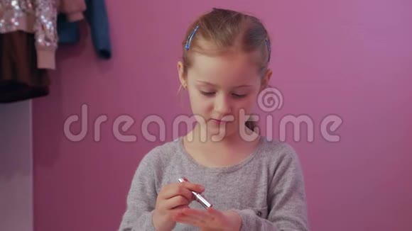 小女孩圣徒的嘴唇视频的预览图