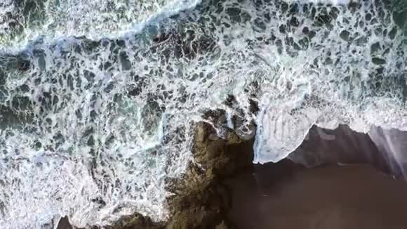 波浪从上面撞击岩石视频的预览图
