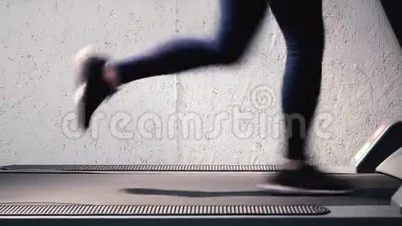 跑步机有氧运动细节特写美丽的腿雕塑塑造和定义你的腿锻炼视频的预览图