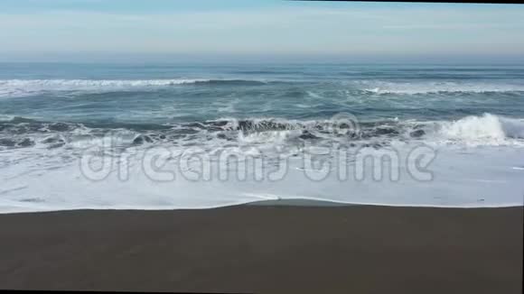 俄勒冈州海岸的平静海浪视频的预览图