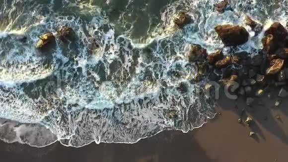 波浪从上面撞击岩石视频的预览图