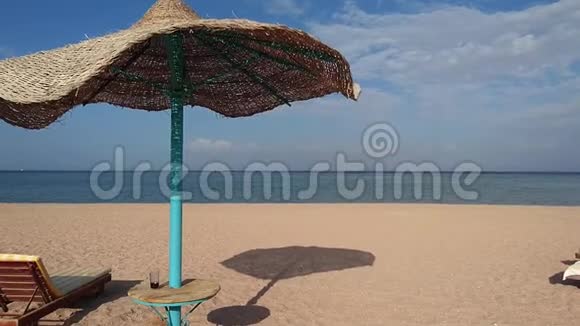 沙滩伞和椅子视频的预览图