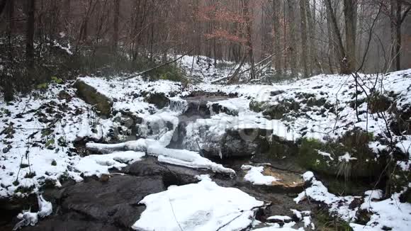 冬天的河流在岩石之间视频的预览图