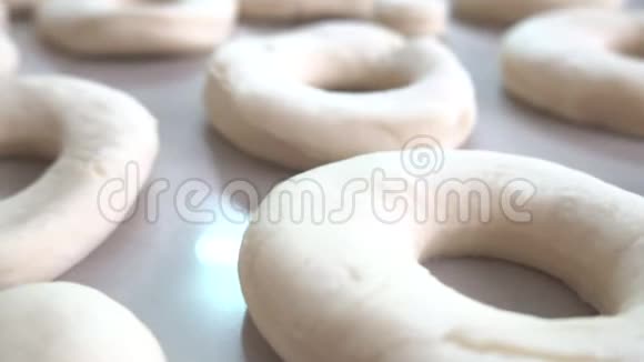 准备烘焙的甜甜圈视频的预览图