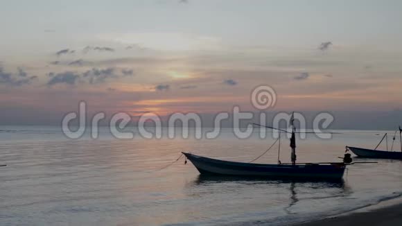 日落时的渔船视频的预览图