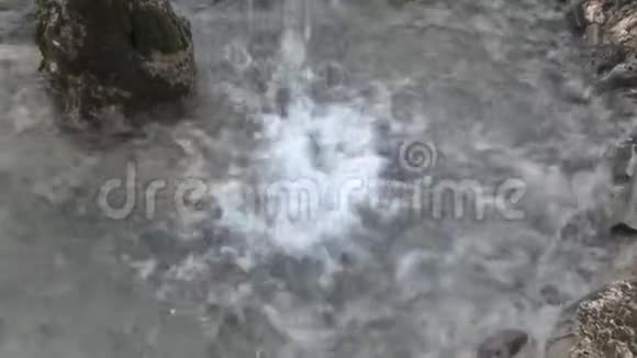 喷泉里的水掉进了水里视频的预览图
