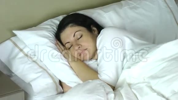 在家睡觉的女人做了一个非常快乐的梦视频的预览图