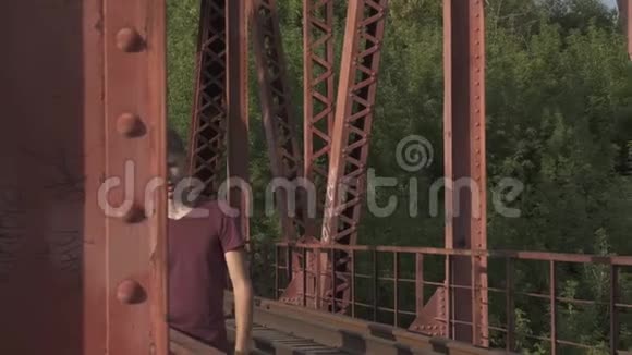 悲伤的少年在桥上视频的预览图