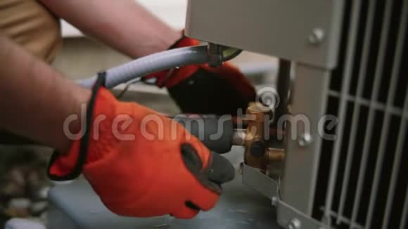 工人维修的手是空调的关门视频的预览图