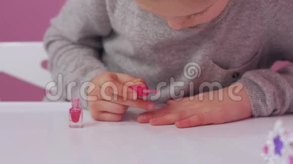 小女孩画指甲视频的预览图