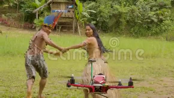 部落夫妇逃跑视频的预览图