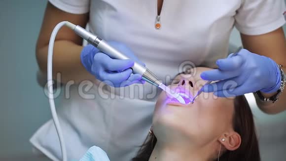 牙科修复和材料聚合与紫外线视频的预览图