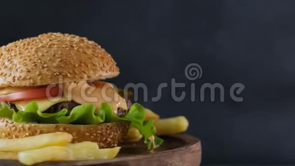 汉堡加薯条视频的预览图
