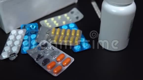 药物放在桌子上视频的预览图