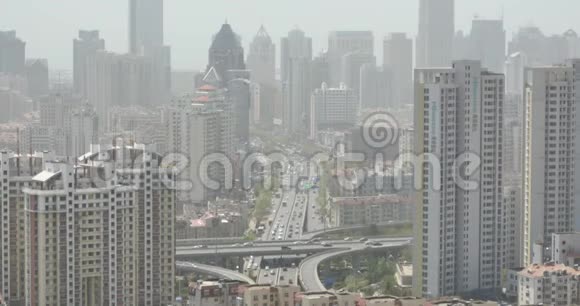 城市繁忙的交通堵塞清道中国商业建筑空气污染视频的预览图