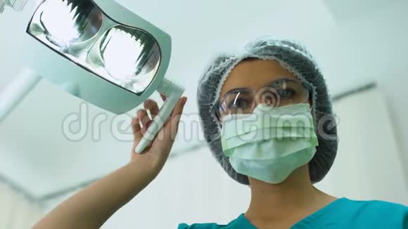 女性口腔医生调整牙科手术灯检查病人POV视频的预览图