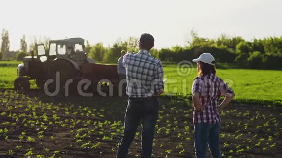 两个农民在田里谈话用平板电脑视频的预览图