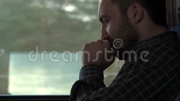人在火车上打喷嚏视频的预览图