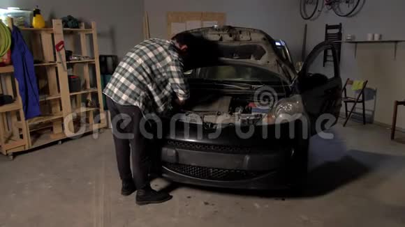 一个人在车库里修理汽车视频的预览图