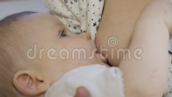 婴儿喝母乳视频的预览图