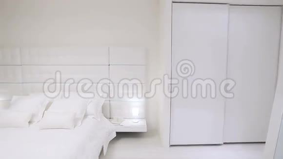 有白色卧室装饰的家视频的预览图