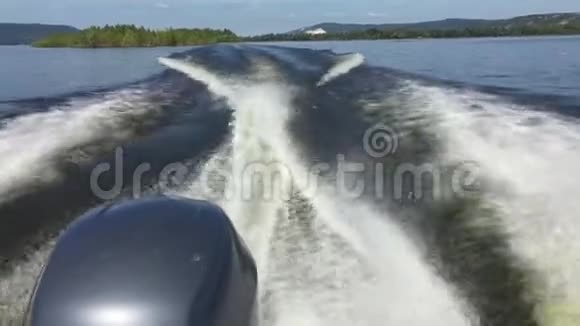 从摩托艇上挥手视频的预览图