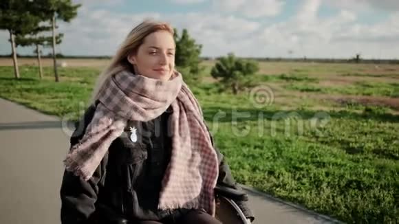 轮椅上的残疾人微笑着在户外散步视频的预览图