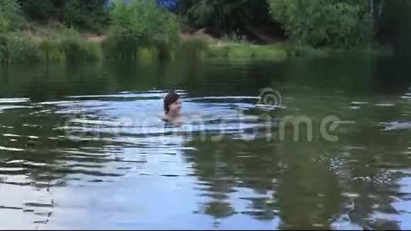 女孩在森林湖里游泳视频的预览图