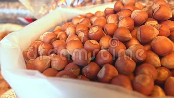 集市上的坚果食物视频的预览图