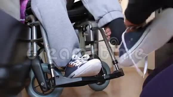 帮助坐轮椅的残疾青年视频的预览图