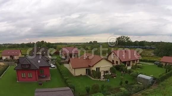 从无人驾驶飞机看房地产波兰的房子视频的预览图